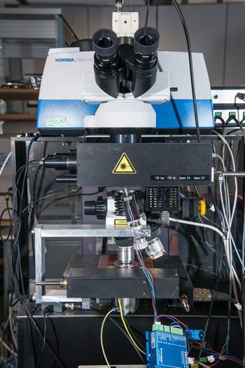 The combined Raman and infrared microscope with an automatic changer adapted by Patrick Lanz. Photo: Paul Scherrer Institute/Mahir Dzambegovic.