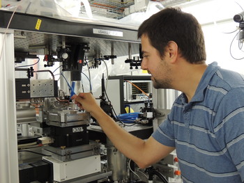 Mirko Holler fixing a sample to the measuring unit for ptychographic tomography at the SLS.