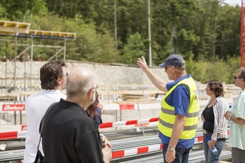 Alfred Welti, EquiFEL Suisse-Gesamtprojektleiter, erläutert die baulichen Herausforderungen beim Bau des SwissFEL-Gebäudes. Foto: Mahir Dzambegovic/PSI.