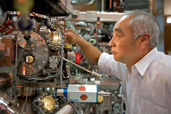 At the SIS beamline at the SLS where the experiments on SmB6 were performed. PSI scientist Ming Shi. Photo: Paul Scherrer Institute/Markus Fischer