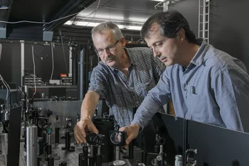 In der 'Laserhütte' des FEMTO-Experiments, an dem schon heute am PSI mit kurzen Röntgenpulsen experimentiert wird. Im Bild die Forscher Paul Beaud (links) und Urs Staub. Foto: Paul Scherrer Institut/Mahir Dzambegovic