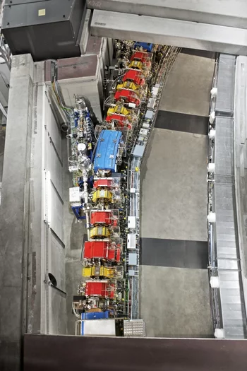 Ausschnitt aus der Beschleunigeranlage der SLS. Das Strahlrohr, in dem die beschleunigten Elektronen fliegen, ist fast vollständig von Magneten (in blau, rot und gelb) umgeben, die den Elektronenstrahl lenken und formen.