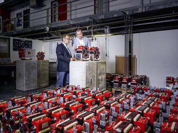 Jürgen Duppich und Stéphane Sanfilippo am Montageplatz für SwissFEL-Magnete. Im Bild sieht man Quadrupolmagnete für den SwissFEL