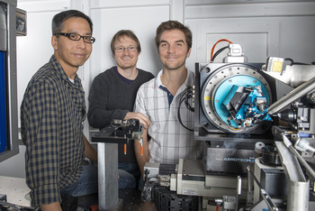 The PSI researchers Meitian Wang, Tobias Weinert and Vincent Olieric at their workplace in the Swiss Light Source SLS at PSI. Photo: Paul Scherrer Institute/Mahir Dzambegovic.