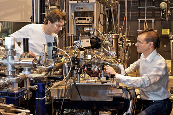PSI researcher Frithjof Nolting (left) with first author of the study Loïc Le Guyader on the x-ray microscope at the Swiss Light Source, where the magnetic structures were depicted in temporal resolution. (Paul Scherrer Institute/M. Fischer)