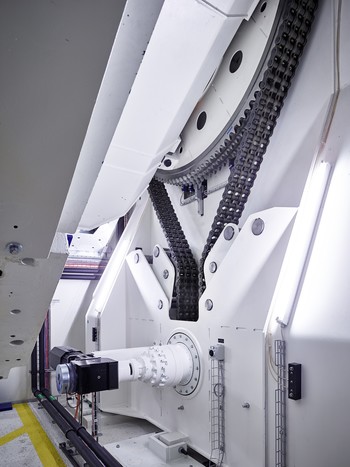 Efficient proton treatment depends on the patient being irradiated with protons from different directions. Heavy drive chains ensure that PSI's roughly 250-ton Gantry 2, which conducts the proton beam to the patient, can be moved with millimetre precision. (Photo: Scanderbeg Sauer Photography)