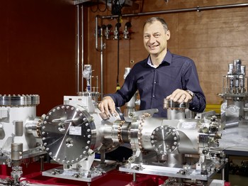 Luc Patthey is in charge of designing and implementing the beamlines for the X-ray free-electron laser SwissFEL. (Photo: Scanderbeg Sauer Photography)