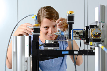 Marianne Liebi, post-doctorante du groupe de recherche diffusion cohérente des rayons X, positionne un fragment d’os en vue de mesures en 3D à l’échelle nanométrique. (Photo : Institut Paul Scherrer/Markus Fischer)