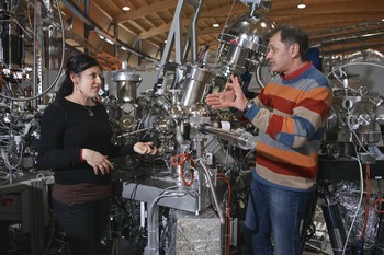 Researchers Claudia Cancellieri and Vladimir Strocov at the ADRESS beamline of the Swiss Light Source SLS of the Paul Scherrer Institute. Here they investigated the electrical current inside a complex material and thus gained insights that might prove useful for the development of energy-saving electronic components. (Photo: Paul Scherrer Institute/Markus Fischer)