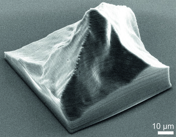 Electron micrograph of a 3-D model of the Matterhorn. The bar indicates a length of 10 micrometres, that is, one hundredth of a millimetre. (Figure: Paul Scherrer Institute)