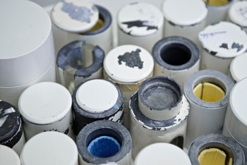 In order to protect the surroundings from radiation, radioactive substances are stored in small lead containers, the walls of which are at least one centimetre thick. (Photo: Paul Scherrer Institute/Markus Fischer)