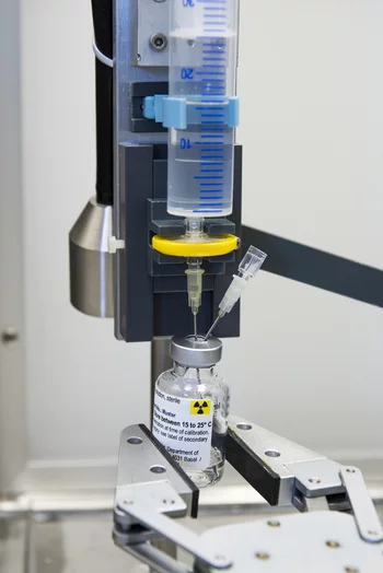 Die Abfüllanlage für ein radioaktives Arzneimittel. Der gelbe Sterilfilter verhindert, dass Keime in das Gefäss mit dem Endprodukt gelangen. Am PSI werden radioaktive Medikamente für klinische Studien unter streng überwachten Bedingungen hergestellt. Sie sollen einmal Krebspatienten helfen. (Foto:  Paul Scherrer Institut/Mahir Dzambegovic)