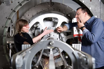 Angela Papa et Stefan Ritt sont deux auteurs de la nouvelle étude MEG. A l’avenir aussi, ils vont affiner et poursuivre leur expérience MEG dédiée à la recherche d’une désintégration bien précise. (Photo: Institut Paul Scherrer/Markus Fischer)