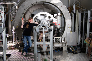 Angela Papa is a particle physicist at PSI involved in the MEG experiment. This large scale experiment searches for a special decay path within billions of particle decays: The decay of a muon into an electron and a light particle. Until now, this has not been found, which enables the scientist to quantify a new upper limit: its probability is less than one in 2,4 trillion. Quantifying this probability helps to sort out physical theories which describe our universe and thus contributes substantially to our…
