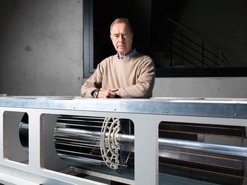 PSI scientist Roland Horisberger with the mount for the built-in pixel detector at CERN. The development of this detector — for the search for the Higgs boson, among other things — began in the mid-1990s and led some years later to the founding of the PSI spin-off DECTRIS. (Photo: Scanderbeg Sauer Photography)