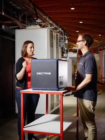 PSI scientist Justyna Wojdyla and DECTRIS engineer Michel Stäuber with the EIGER X 16M – the spin-off company’s newest and, so far, highest-performance X-ray detector. (Photo: Scanderbeg Sauer Photography)