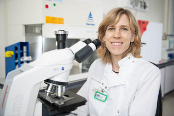 Cristina Müller, pharmacienne, en train de regarder des cellules tumorales au microscope. (Photo: Institut Paul Scherrer/Mahir Dzambegovic)