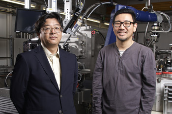 Soichiro Tsujino und Takashi Tomizaki at the macromolecular crystallography beamline at the SLS. The two scientists succeeded in analysing the structure of a protein at room temperature. To do that, they made a protein crystal in a drop of liquid hover in the air. (Photo: Paul Scherrer Institute/Markus Fischer)