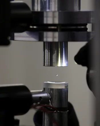Les chercheurs ont mis en lévitation la minuscule goutte d’environ un millimètre de diamètre au moyen d’une plaque à ultrasons. A l’intérieur de cette goutte se mouvant librement: le cristal de protéine à analyser. (Photo: Institut Paul Scherrer/Takashi Tomizaki)