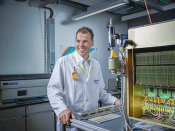 Robert Eichler leads the Heavy Elements Research Group at the Paul Scherrer Institute. He and his colleagues generate the short-lived atoms that are located at the far end of the periodic table of elements – and carry out chemical experiments with them in just fractions of seconds. (Photo: Scanderbeg Sauer Photography)