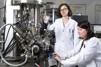 Juliette Billaud, co-first author of the new study, and Claire Villevieille, head of the battery materials research group at the Paul Scherrer Institute. (Photo: Markus Fischer/Paul Scherrer Institute)