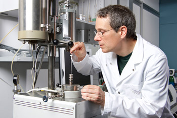 Ivo Alxneit, chemist at the Solar Technology Laboratory, Paul Scherrer Institute (PSI), preps for an experiment. Together with fellow researchers at the PSI and the ETH Zurich, he has developed a procedure that uses solar energy to produce fuel. (Photo: Paul Scherrer Institute/Markus Fischer)