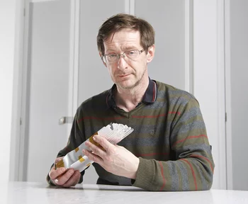 Wojciech Hajdas mit durchsichtigen Szintillationsstäben, die so auch im POLAR-Detektor verbaut sind. Mit POLAR wollen Hajdas und seine Kollegen die Polarisation von Gammablitzen im All vermessen. (Foto: Paul Scherrer Institut/Markus Fischer)