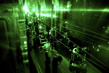 Vue d'une partie du système de lasers nécessaire pour l'expérience de la détermination du rayon du deutéron. A cet endroit, la lumière invisible du laser infrarouge est convertie en un laser de lumière verte. (Photo: Institut Paul Scherrer/A. Antognini et F. Reiser)