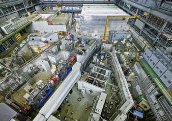 La grande halle d'expérimentation de l'Institut Paul Scherrer, là où l'expérience pour mésurer le rayon du deutéron s'est déroulée. (Photo: Scanderbeg Sauer Photography)