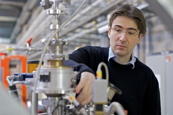 Michel Kenzelmann, Leiter des Labors für Wissenschaftliche Entwicklung und neue Materialien am PSI. (Foto: Paul Scherrer Institut/Markus Fischer)