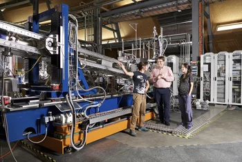 Sara Catalano, Scientist at the University of Geneva, Thorsten Schmitt from Paul Scherrer Institute and Marta Gibert, Scientist at the University of Geneva (from left to right) discussing at der ADRESS beamline of the Synchrotron Light Source SLS. (Photo: Paul Scherrer Institute/Markus Fischer)