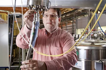 Thorsten Schmitt, head of the research group Spectroscopy of Novel Materials at the Paul Scherrer Institute, working at der ADRESS beamline of the Synchrotron Light Source SLS. (Photo: Paul Scherrer Institute/Markus Fischer)