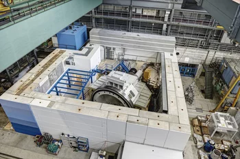 Gantry 3, la troisième station du PSI où sera utilisée la technique Spot Scan est encore en construction. Cette photo où l'on aperçoit encore l'ensemble de l'installation a été prise en en septembre 2015. (Photo: Institut Paul Scherrer/Markus Fischer)