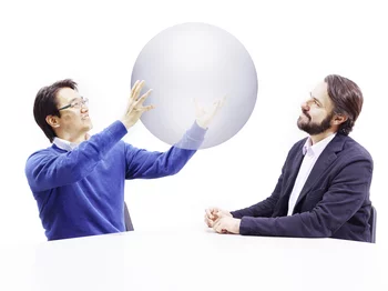 PSI researchers Yohei Sato (left) and Bojan Niceno examine how vapour bubbles develop in boiling water. The results of their research will help make power stations safer and more efficient. (Photo: Scanderbeg Sauer Photography)