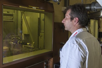 Alexander Sommerhalder, technicien, avec une cellule chaude à l'arrière-plan. (Photo: Institut Paul Scherrer/Mahir Dzambegovic)