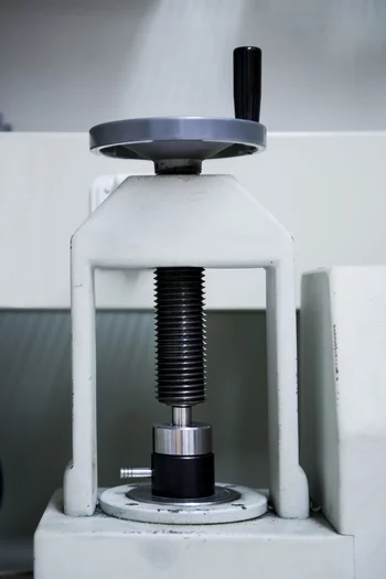 Pour la préparation à l'irradiation, la matière première est compressée sous une force de 2 tonnes pour former un comprimé qui sera ensuite inséré dans la capsule cible. (Photo: Institut Paul Scherrer/Mahir Dzambegovic)
