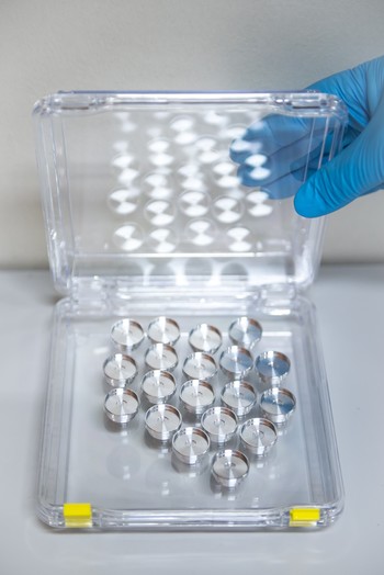 A set of empty target capsules. The precursor material, from which the artificial radionuclide is obtained through proton irradiation, comes in these aluminium capsules. (Photo: Paul Scherrer Institute/Mahir Dzambegovic)