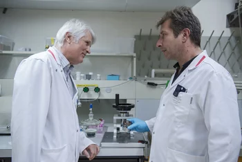 Walter Hirzel (à gauche), directeur du groupe de travail Nucléides et exploitation, avec son collaborateur Alexander Sommerhalder au laboratoire sur le site du PSI Ouest. C'est là que sont préparées les substances à partir desquelles les radionucléides artificiels sont produits. (Photo: Institut Paul Scherrer/Mahir Dzambegovic)