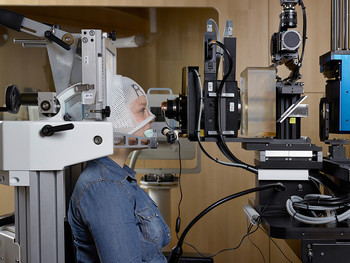 Am Behandlungsplatz OPTIS werden Patienten behandelt, die an Augentumoren leiden. Dank der Protonentherapie kann das erkrankte Auge in den meisten Fällen erhalten werden. (Foto: Scanderbeg Sauer Photography)