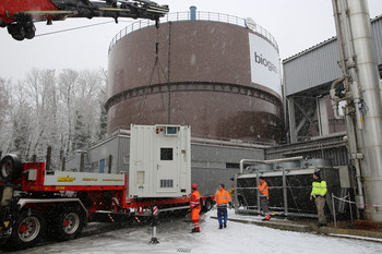 Arrival at the Werdhölzli biowaste digestion and wastewater treatment plant: The long-term test will be conducted on-site in spring 2017 under real operating conditions. The methane produced in the process will be fed into the existing natural gas network. (Photo: Energie 360°/Silvia Weigel)