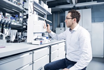 Martin Ostermaier, CEO of InterAx Biotech AG, in the laboratory. (Photo: Paul Scherrer Institute/Markus Fischer)