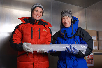 Die PSI-Forschenden Anja Eichler (links) und Margit Schwikowski im Kühlraum des PSI, in dem der Eisbohrkern vom Illimani-Gletscher aufgesägt wurde. (Foto: Paul Scherrer Institut/Markus Fischer)