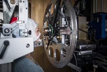 Die Patientenposition direkt vor dem Austritt des Protonenstrahls am OPTIS-2-Gerät. Damit sich der Kopf nicht bewegt und der Strahl den Tumor hundertprozentig genau trifft, muss er mithilfe einer Maske und eines Beissblocks fixiert werden. (Foto: Paul Scherrer Institut/Mahir Dzambegovic)