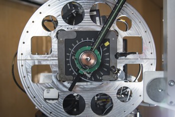 From the treatment chair, one looks directly into the emission opening of the proton beam. A copper aperture plate narrows the outline of the beam so that it corresponds exactly to the shape of the tumour. A small light on the narrow black panel signals in which direction the patient needs to look during treatment. (Photo: Paul Scherrer Institute/Mahir Dzambegovic)