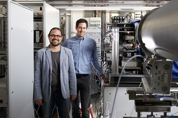 Die PSI-Forschenden Mirko Holler (rechts) und Manuel Guizar-Sicairos an der Strahllinie cSAXS an der Synchrotron Lichtquelle Schweiz SLS des Paul Scherrer Instituts. Hier haben sie die dreidimensionale Struktur eines Mikrochips sichtbar gemacht. (Foto: Paul Scherrer Institut/Markus Fischer)