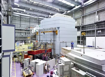 Une partie de la halle d’expérimentation à la Source de neutrons à spallation SINQ de l’Institut Paul Scherrer PSI. (Photo: Scanderbeg Sauer Photography)