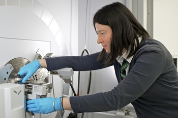 PSI researcher Claire Villevieille, head of the Battery Materials Group, at the instrument for X-ray diffraction. (Photo: Paul Scherrer Institute/Markus Fischer)