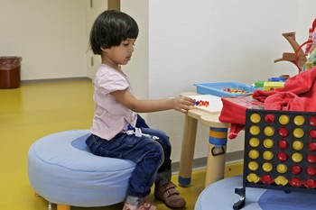 Im Wartezimmer des Zentrums für Protonentherapie ZPT gibt es viel Spielzeug, Bücher und Comics, damit sich die Kinder die Zeit bis zur Behandlung vertreiben können. (Foto: Paul Scherrer Institut/Markus Fischer)