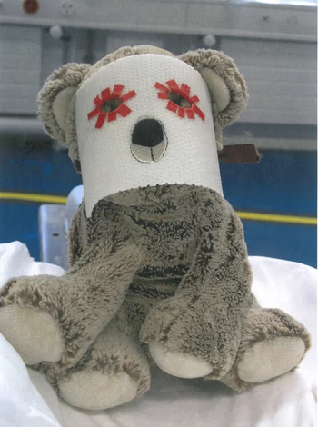 Bei Protonenbestrahlungen am Kopf erhalten Kinder eine individuell angefertigte Maske. Sie sorgt dafür, dass der Kopf während jeder Bestrahlung immer in derselben Position gehalten wird. Damit die Kinder vor der Maske keine Angst haben, bekommt der Lieblingsteddy auch eine. Während der Bestrahlung sitzt er dann neben ihnen. (Foto: Paul Scherrer Institut)