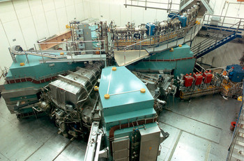 Injector 2, with turquoise-coloured magnets and the silver-coloured resonators clearly visible in the foreground. (Photo: Paul Scherrer Institute)